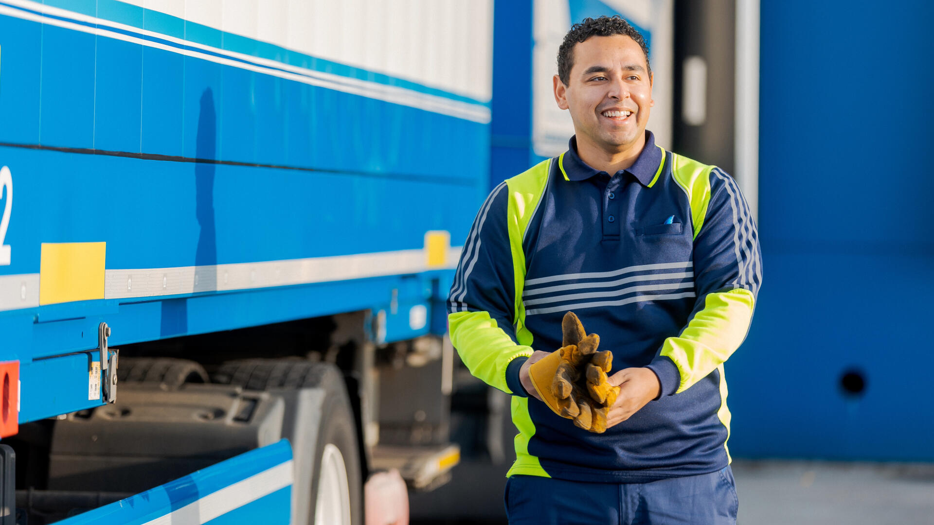 Vrachtwagen chauffeur kiept lading
