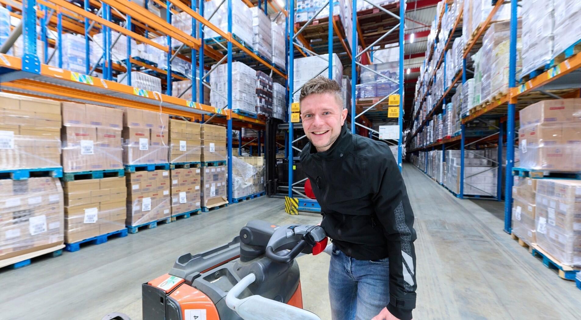 Logistiek medewerker op heftruck in magazijn