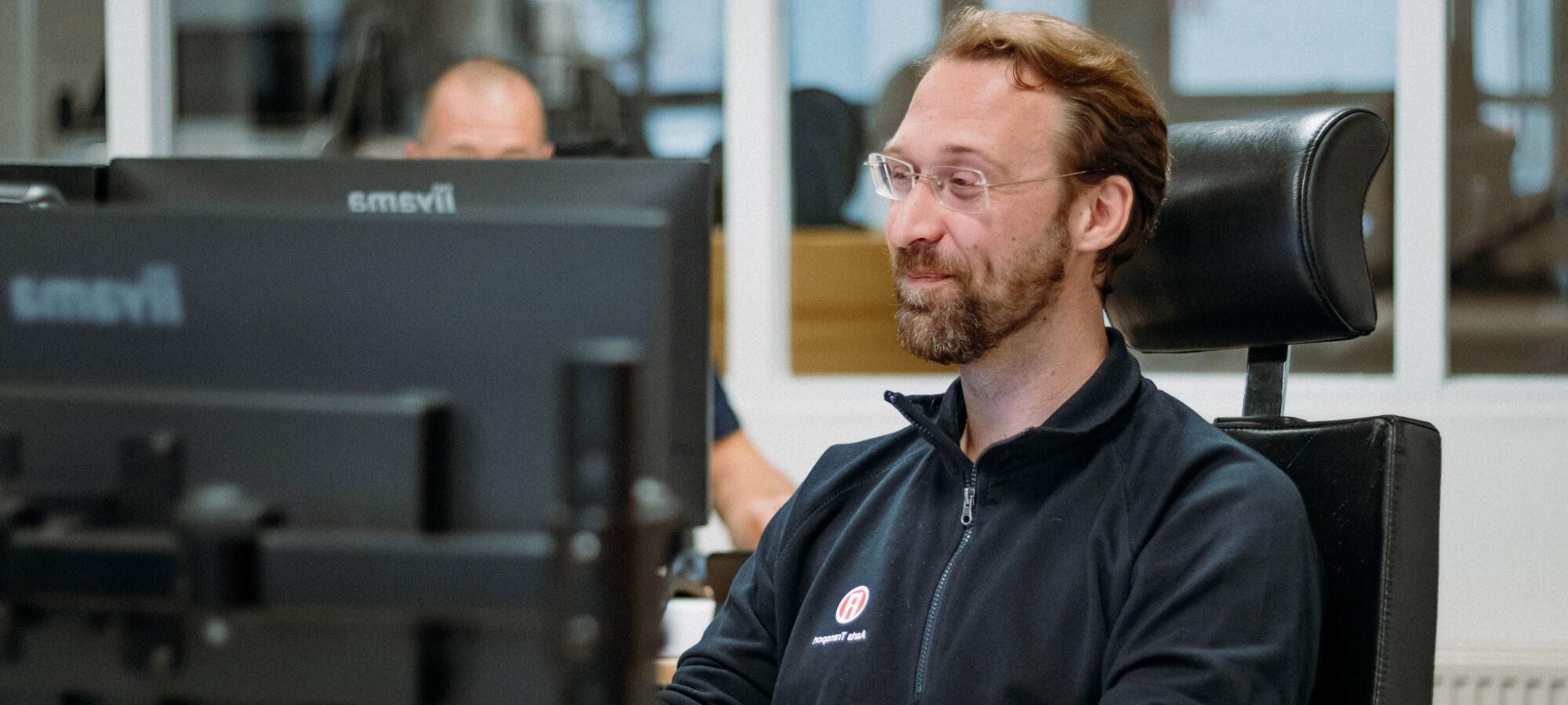 Planner laat route zien aan vrachtwagenchauffeur