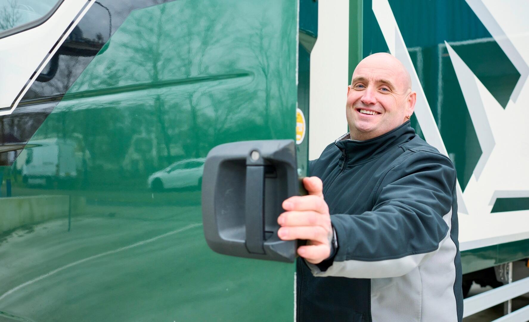 Vrachtwagenchauffeur naast zijn truck