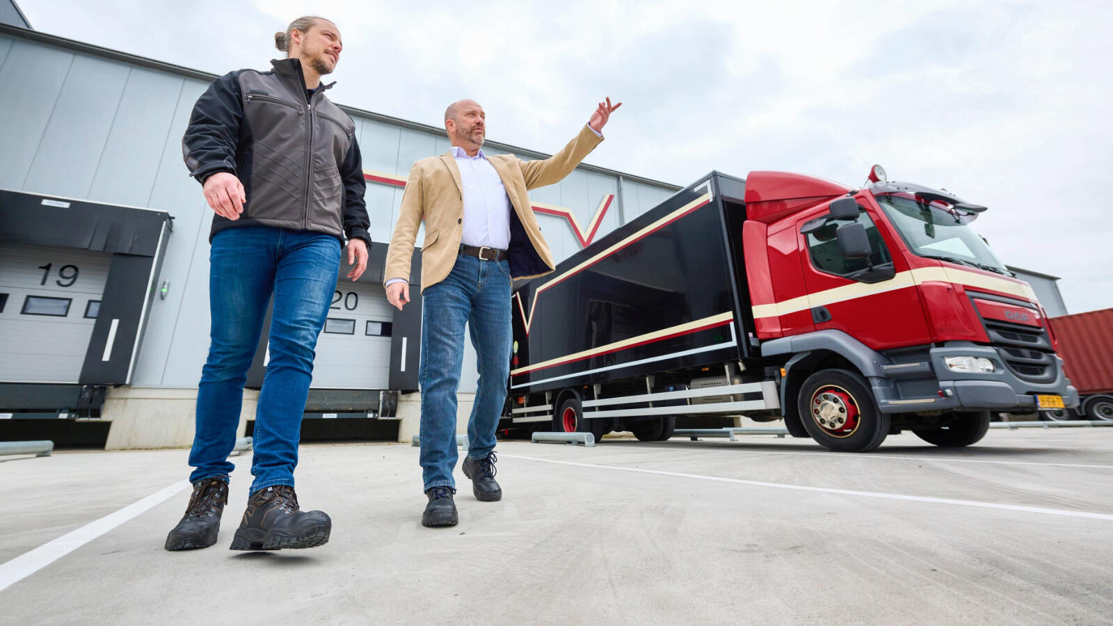 Werkgever en werknemer in gesprek transport en logistiek